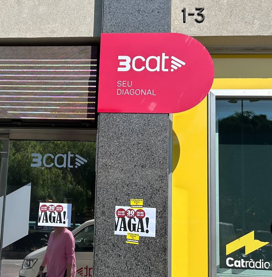 AgustiColomines's tweet photo. Abans d’ahir la @ccma_ca va col·locar aquest cartell de la plataforma digital @som3cat a la façana de @CatalunyaRadio, en un intent més de Rosa Romà d’eliminar les marques de TV3 (que ja no podem etiquetar) i ràdio.

Avui, després de la pressió dels treballadors i de @JuntsParlament, el cartell s’ha retirat. Falten recursos i es gasten els diners amb dèries de màrqueting.