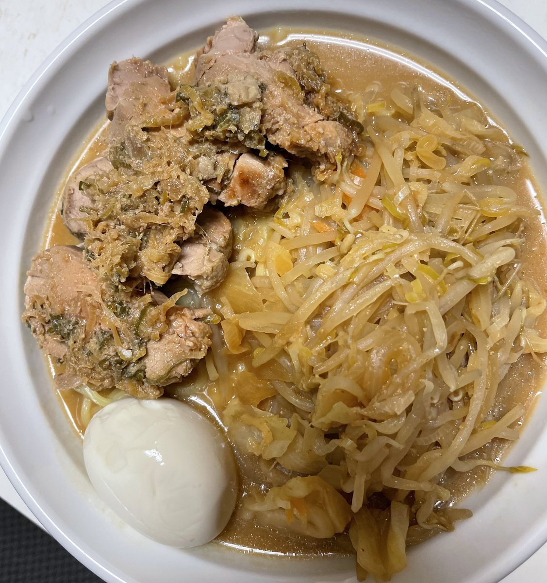 keromaku's tweet photo. ん〜っ！
今日のラーメンはちょっと茶色いけど美味しくできたぞ！
焼豚も半熟味玉も自家製よ💕🍜 https://t.co/fZZpCLBILd