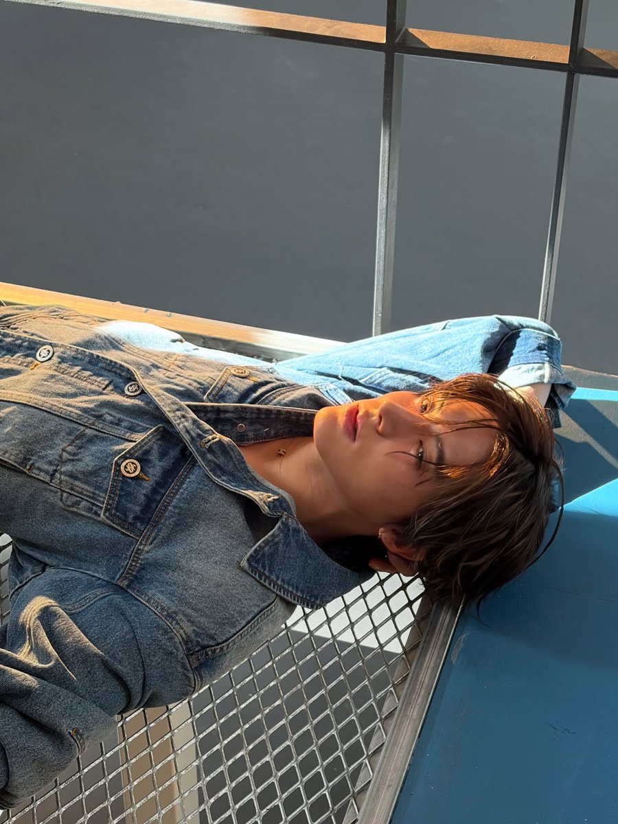 NYUR7C's tweet photo. i really like him in denim 🩵 https://t.co/Pu40c0uHmV