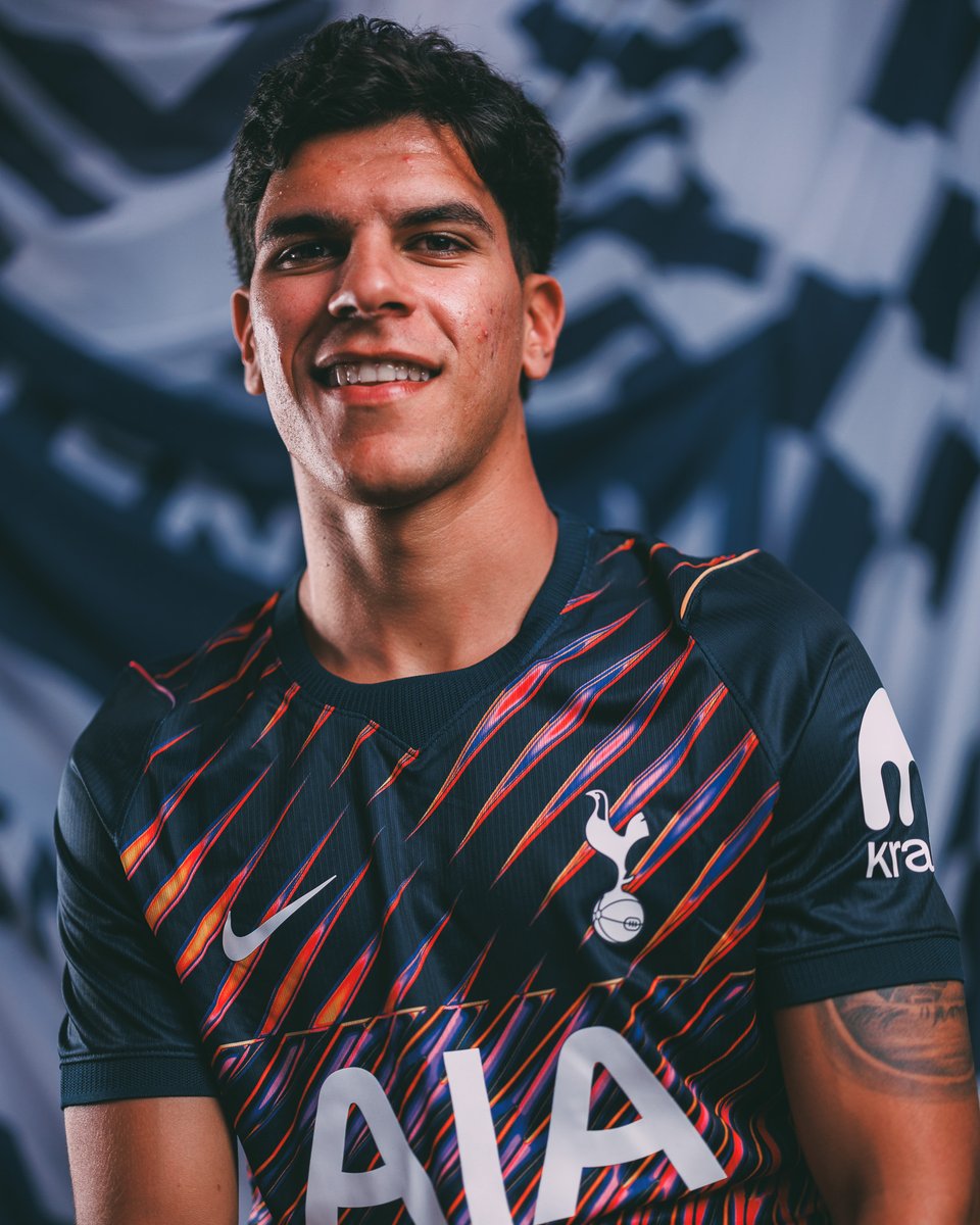 SpursOfficial's tweet photo. He's here 😁 https://t.co/Dgy6P47LN0