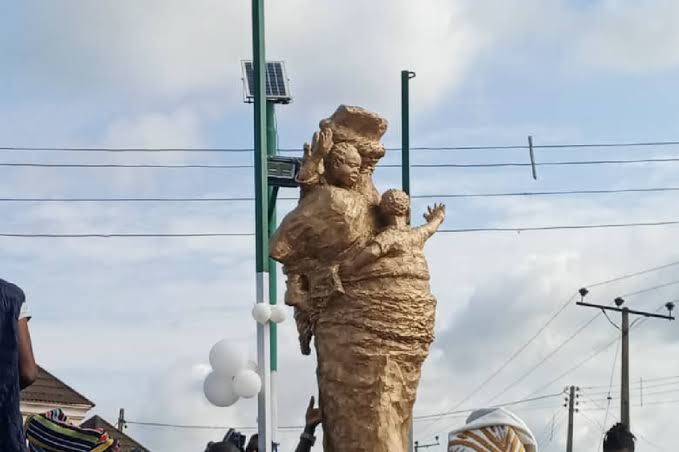 TheYorubaTimes's tweet photo. HERITAGE 👑👶🏾: Igbo Ora, the Twin Capital of the World, Honours the Sacred Yoruba Legacy of Ìbejì

The Iya Ibeji statue in Igbo Ora, Oyo State, stands in honour of the revered custodian of Ìbejì, one of the most treasured traditions in Yoruba civilisation. Recognised as the Twin Capital of the World, Igbo Ora remains a proud guardian of this enduring heritage, where the birth of twins is celebrated as a divine blessing and a defining symbol of Yoruba cultural identity. The monument reflects the town's steadfast commitment to preserving and promoting this sacred legacy for generations to come.