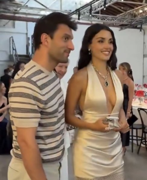 JMGheart's tweet photo. She’s turned her brother-in-law into her "professional" photographer and now she  does her own makeup... Life without Hakan Sabanci's money is tough 🤣
#HandeErçel https://t.co/9jnjX0iDwp