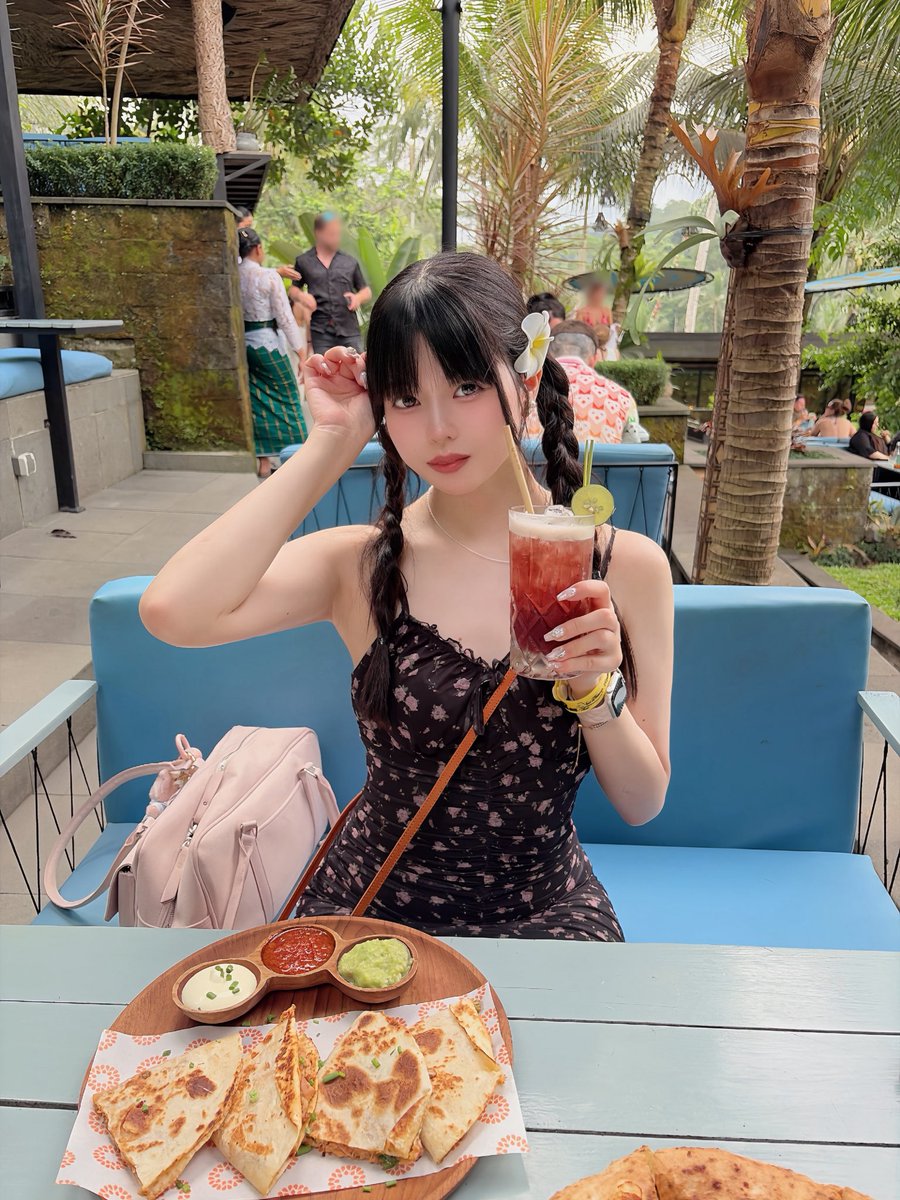 ria_realize_'s tweet photo. 🌴🌺🤍 https://t.co/5kIA61TOfq