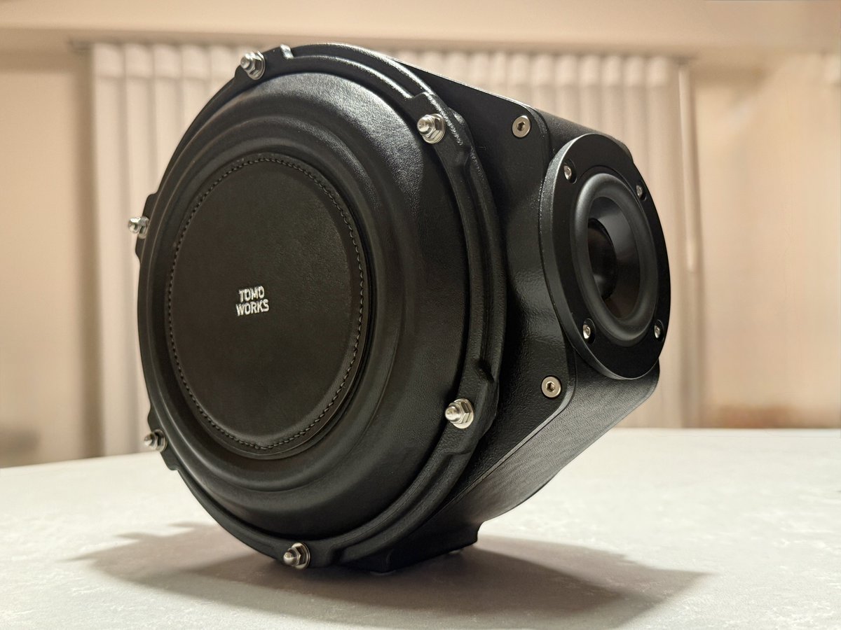 tomoworks_ytb's tweet photo. 『Percussion Resonance』完成しました！
太鼓が革を振動させて音を生み出す原理に着想を得たスピーカーです。

左右に向かい合う2枚の低音用振動板（パッシブラジエーター）は、1.2mmの牛革をウェットフォーミングを用いてダンピングする形状に成形しました。

一般的なゴムや樹脂製の振動板ではなく、革そのものを響かせることで、小型筐体とは思えない安定感と量感のある低音再生を実現します。

3Dプリントだからこそ実現できる自由な構造と、伝統素材である革の融合。
音を再生するスピーカーではなく、素材が響きを奏でる楽器。
そんな発想から生まれたプロダクトです。