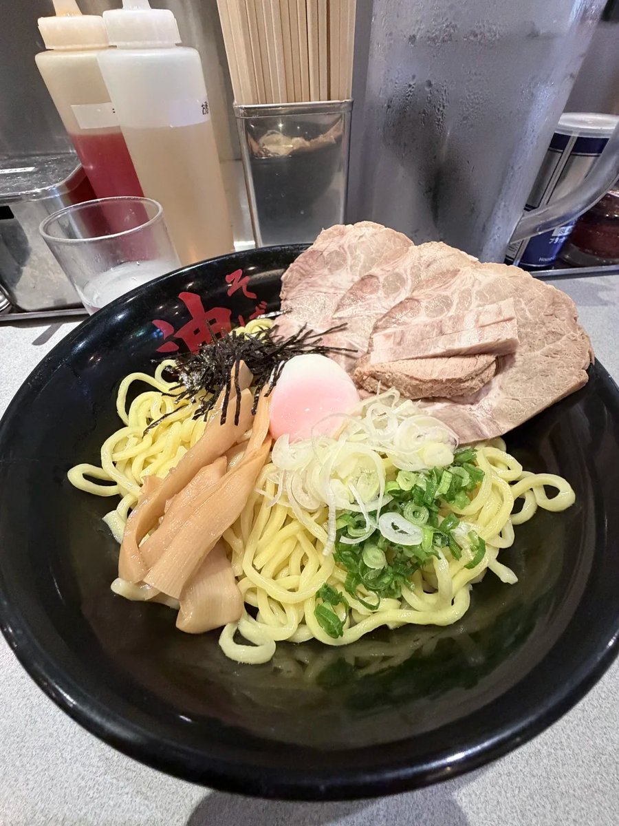 look58975's tweet photo. 初めて汁なしラーメンに挑戦！赤坂見附にある総本店だけあって、食べる価値ありの一杯でした。 https://t.co/S3EdbmelNB