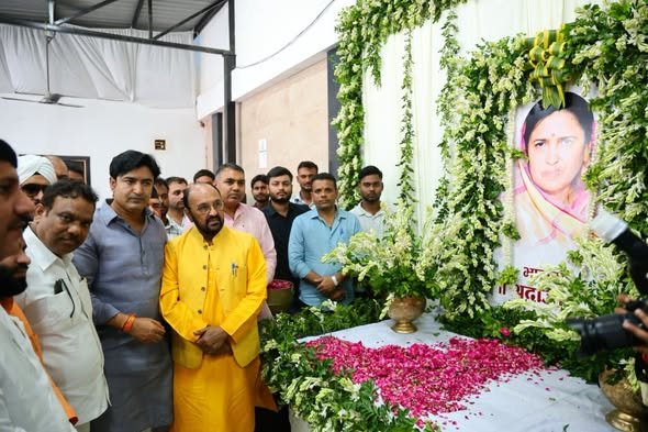 BJP4Abhijeet's tweet photo. बिठूर आवास पर उत्तर प्रदेश सरकार के माननीय कैबिनेट मंत्री एवं कानपुर के पूर्व प्रभारी आदरणीय श्री योगेंद्र उपाध्याय जी ने पहुंचकर पूज्य माता जी के निधन पर गहरी शोक संवेदना व्यक्त की।
इस दुःख की घड़ी में उनके आत्मीय स्नेह, सांत्वना एवं श्रद्धांजलि के लिए हृदय से हार्दिक आभार। https://t.co/g5s9C67OFM