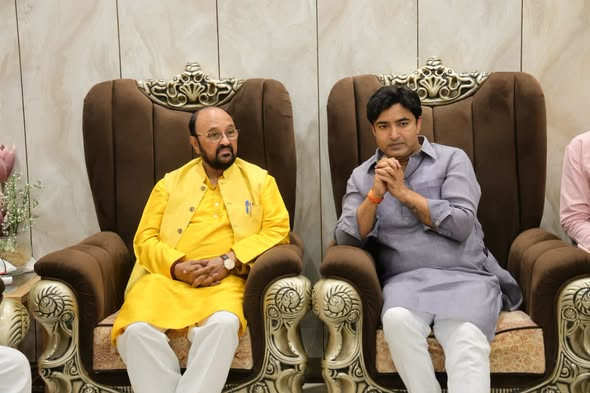 BJP4Abhijeet's tweet photo. बिठूर आवास पर उत्तर प्रदेश सरकार के माननीय कैबिनेट मंत्री एवं कानपुर के पूर्व प्रभारी आदरणीय श्री योगेंद्र उपाध्याय जी ने पहुंचकर पूज्य माता जी के निधन पर गहरी शोक संवेदना व्यक्त की।
इस दुःख की घड़ी में उनके आत्मीय स्नेह, सांत्वना एवं श्रद्धांजलि के लिए हृदय से हार्दिक आभार। https://t.co/g5s9C67OFM