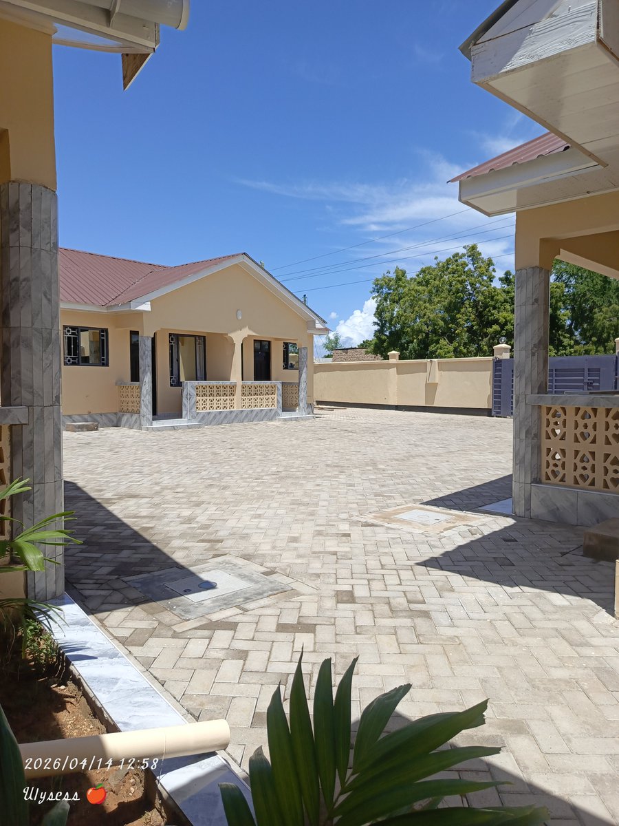 elvinamaua's tweet photo. Halafu nyinyi mnaokuja summertides we have a perfect stay for you in Kilifi along bofa road, just 5minutes walk from the beach. Mkutaka korosho pia mnajua plug de plug ni nani 🥰 https://t.co/vo7bHf8WlI