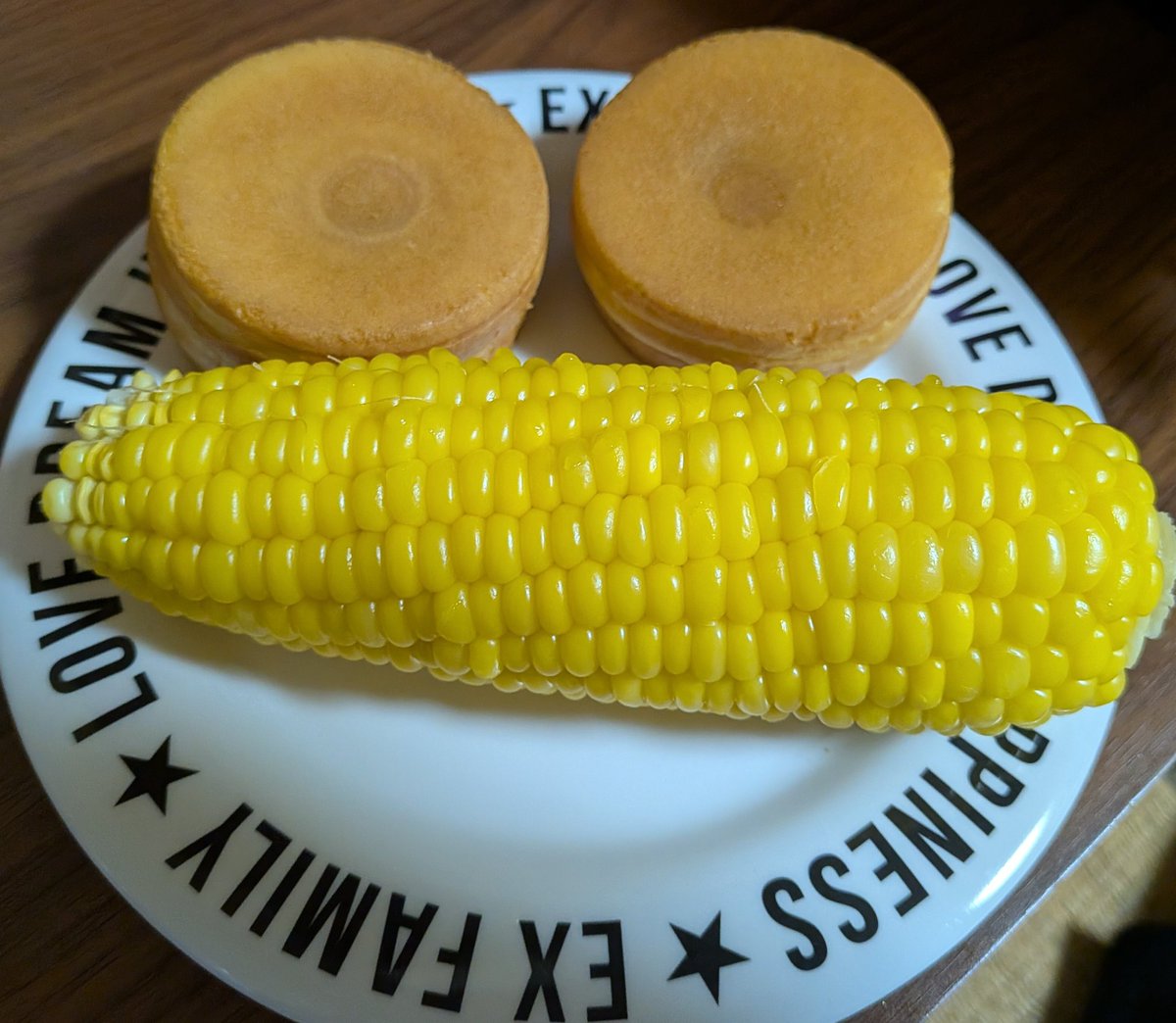 meorist's tweet photo. 晩ごはんはとうもろこしと回転焼きです🌽🌽🌽🌽🌽 https://t.co/oWqlTgNbQV