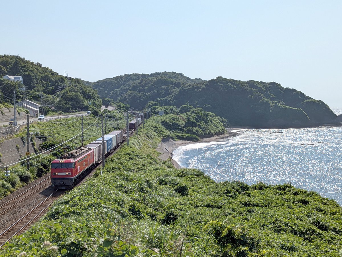 gelshoku's tweet photo. 柏崎から電車で直江津まで移動して柏崎まで自転車で戻ります
まずは海鮮丼、なんと1,000円＠魚料り かさはら
偶然貨物列車が来たー
柏崎に戻って天ぷら定食1,800円＠とみ家、これもコスパ良すぎ！

#新潟
#サイクリング
#柏崎
#直江津
#魚料り
#かさはら
#海鮮丼
#天ぷら定食
#とみ家
#海に沈む夕日 https://t.co/zMYJxmHamJ