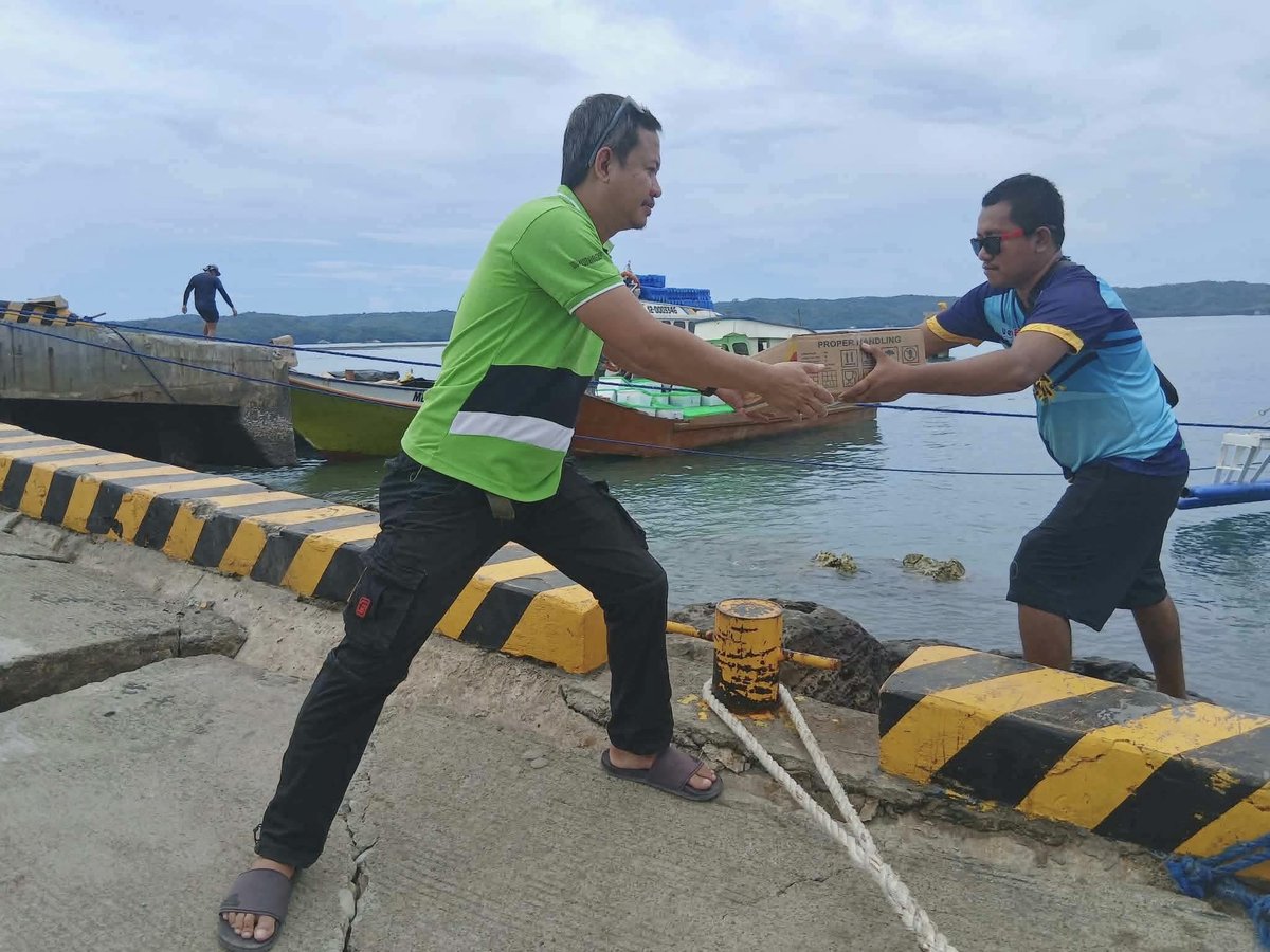 dswdserves's tweet photo. MINDANAO EARTHQUAKE UPDATE: Bawat buhay ay mahalaga sa DSWD. Kaya naman, patuloy na inihahatid ng Kagawaran ang kinakailangang tulong sa mga komunidad na naapektuhan ng lindol, maging sa mga pinakamalayo at pinakamahirap marating na lugar.

Bilang bahagi ng patuloy na disaster response operations, namahagi ang DSWD Field Office (FO) 11 – Davao Region ng family food packs (FFPs) ngayong Huwebes (Hulyo 2) sa mga gurong lubos na naapektuhan ng magnitude 7.8 na lindol sa Jose Abad Santos, Davao Occidental, kabilang ang mga nasa liblib na bahagi ng Balut Island.

Alinsunod sa direktiba ni Pangulong Ferdinand R. Marcos Jr., patuloy na palalawakin ng DSWD ang paghahatid ng tulong para matiyak na naaabot ang bawat komunidad na nangangailangan ng suporta. (ALRB)

@rex_gatchalian 

#BawatBuhayMahalagaSaDSWD ❤️
#EarthquakeMindanao
#EarthquakePH
#LindolPH