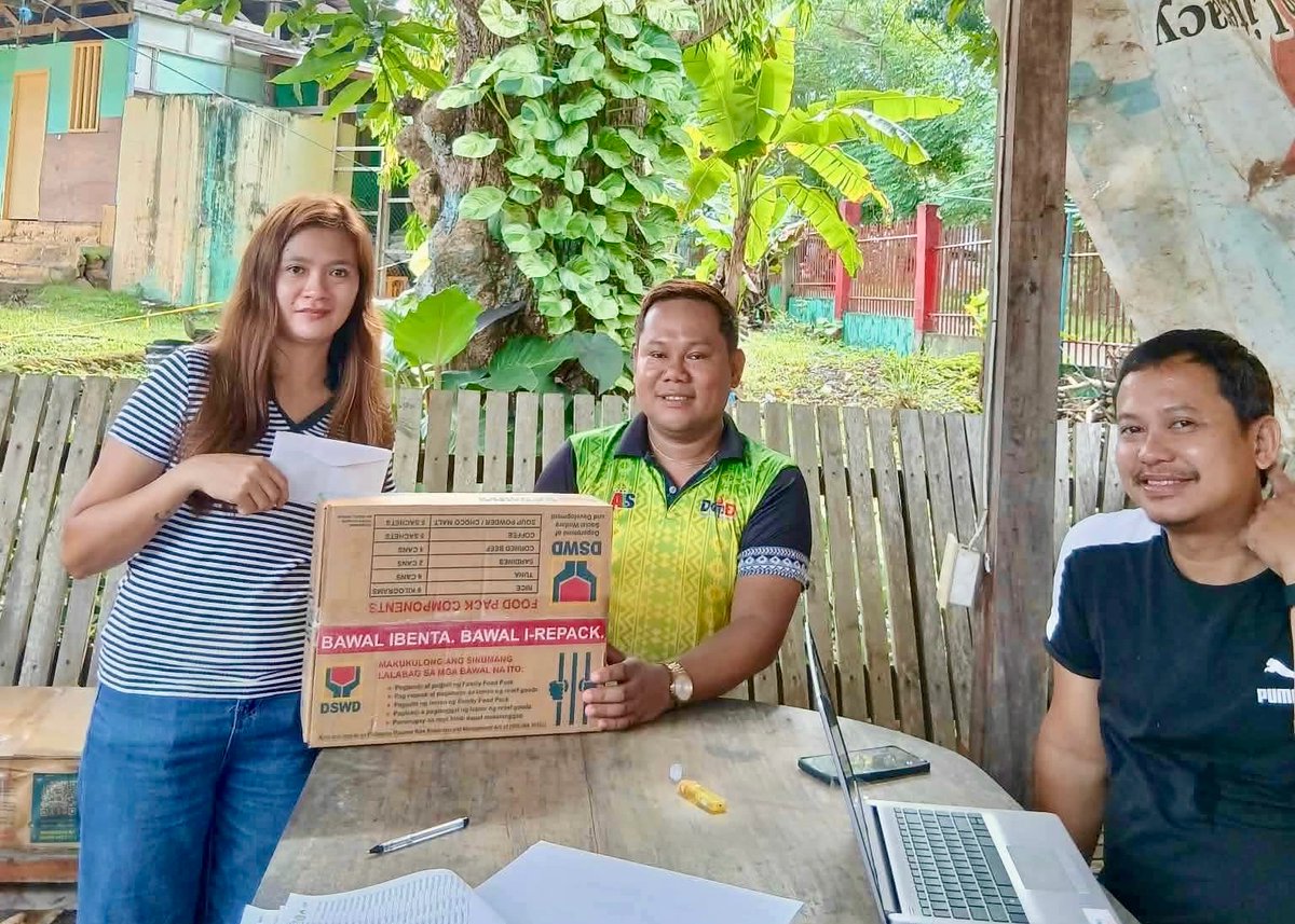 dswdserves's tweet photo. MINDANAO EARTHQUAKE UPDATE: Bawat buhay ay mahalaga sa DSWD. Kaya naman, patuloy na inihahatid ng Kagawaran ang kinakailangang tulong sa mga komunidad na naapektuhan ng lindol, maging sa mga pinakamalayo at pinakamahirap marating na lugar.

Bilang bahagi ng patuloy na disaster response operations, namahagi ang DSWD Field Office (FO) 11 – Davao Region ng family food packs (FFPs) ngayong Huwebes (Hulyo 2) sa mga gurong lubos na naapektuhan ng magnitude 7.8 na lindol sa Jose Abad Santos, Davao Occidental, kabilang ang mga nasa liblib na bahagi ng Balut Island.

Alinsunod sa direktiba ni Pangulong Ferdinand R. Marcos Jr., patuloy na palalawakin ng DSWD ang paghahatid ng tulong para matiyak na naaabot ang bawat komunidad na nangangailangan ng suporta. (ALRB)

@rex_gatchalian 

#BawatBuhayMahalagaSaDSWD ❤️
#EarthquakeMindanao
#EarthquakePH
#LindolPH