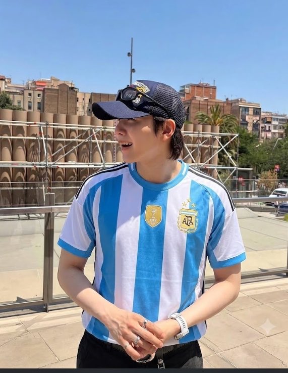 jkargento's tweet photo. y cuando yoongi suba fotos así de cuando esté en argentina https://t.co/TS2PmbGyEW