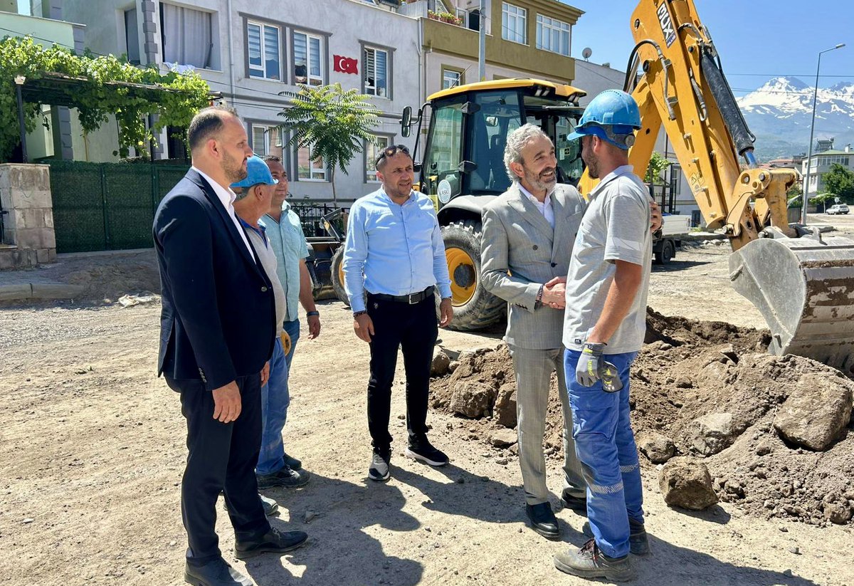 hizmetiskayseri's tweet photo. 📍KASKİ İçmesuyu Şebeke İmalat ve Abone Bağlantı Ekibi 

Şube Başkanımız Yavuz Navruz, KASKİ Genel Müdürlüğü İçmesuyu Şebeke İmalat ve Abone Bağlantı Ekibi’nde çalışan üyelerimizi görevleri başında ziyaret ederek çalışmalarında kolaylıklar diledi. 
1/2 https://t.co/zgfDsY4I44