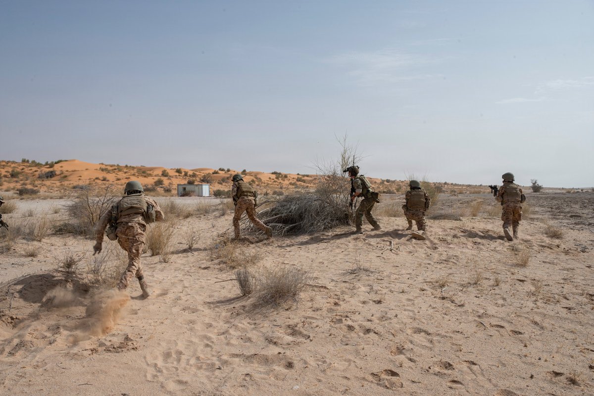 USSOCAF's tweet photo. 🇲🇷🇺🇸 A Mauritanian assault team navigates rough terrain, closes in on its objective and secures the target during a mock assault - @3rdSFGroup and Mauritanian forces invest in West Africa's future. @USAfricaCommand @usembnouakchott https://t.co/vjNqfeTL6V