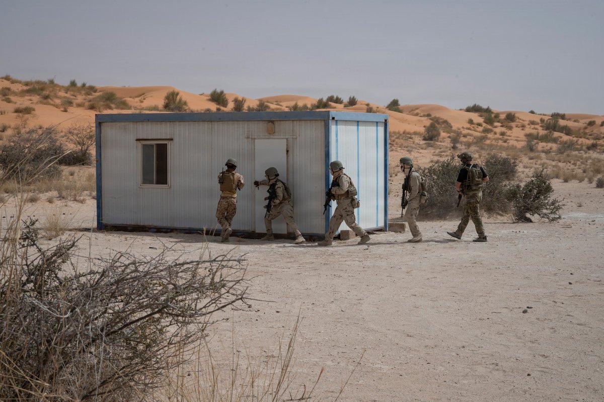 USSOCAF's tweet photo. 🇲🇷🇺🇸 A Mauritanian assault team navigates rough terrain, closes in on its objective and secures the target during a mock assault - @3rdSFGroup and Mauritanian forces invest in West Africa's future. @USAfricaCommand @usembnouakchott https://t.co/vjNqfeTL6V