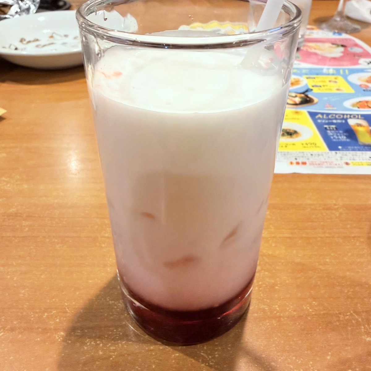 O103_87's tweet photo. 先日、結婚記念日だったんだけどその日に山形から帰ってきたからココスでお祝い🤣
私はホットミルクにいちごミルクの包み焼きハンバーグ(しかも食べかけ写真)
結婚25周年、銀婚式でした😆 https://t.co/quOI4Z58l6