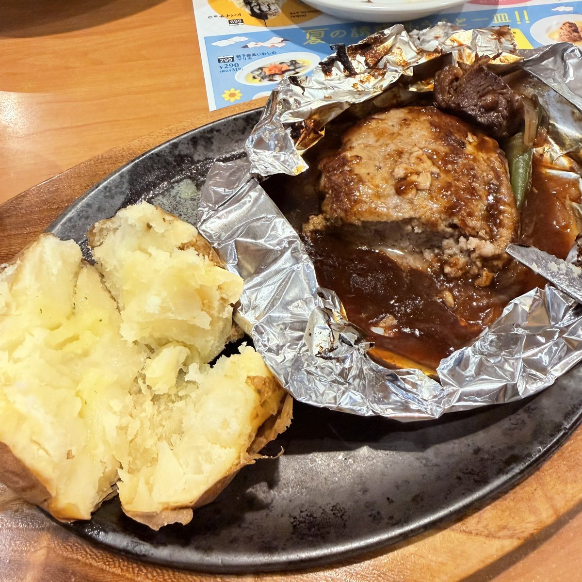 O103_87's tweet photo. 先日、結婚記念日だったんだけどその日に山形から帰ってきたからココスでお祝い🤣
私はホットミルクにいちごミルクの包み焼きハンバーグ(しかも食べかけ写真)
結婚25周年、銀婚式でした😆 https://t.co/quOI4Z58l6