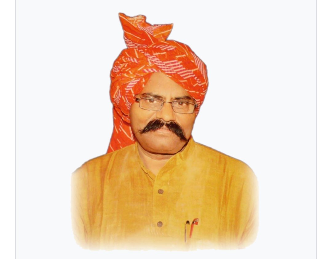vikaskipagdandi's tweet photo. आज अपना दल कि स्थापना करने वाले डॉ सोनेलाल पटेल की जयंती है, जिसे अनुप्रिया पटेल लखनऊ में मना रही हैं।

आज जब केन्द्रीय मंत्री अनुप्रिया पटेल उनके नाम का दीपक जला रही होंगी तो क्या सोच रही होगी कि जिस बाप ने अपनी पार्टी को कभी किसी दक्षिण पंथी दल के नजदीक नहीं भटकने दिया आज उसी के यहां अपना दल को गिरवी रख दिया।

खैर अनुप्रिया सोचे न सोचे पर उनके पिता डॉ सोनेलाल पटेल जरूर देख रहे होंगे।
खैर अब आते हैं उनके राजनीतिक जीवन में उन्होंने अपनी राजनीतिक शुरुआत चौधरी चरण सिंह व कांशीराम के साथ प्रारंभ कि थी।

कई सालों तक वो कांशीराम और बीएसपी में महासचिव रहकर बहुजन और ओबीसी कि राजनीति कि थी लेकिन मायावती के नेतृत्व में पार्टी को लेकर उपजे मतभेदों के कारण, उन्होंने बसपा छोड़ दी।

इसके बाद, 4 नवंबर 1995 को उन्होंने अपना दल की स्थापना की, जिसका उद्देश्य विशेष रूप से पूर्वी और मध्य उत्तर प्रदेश के गैर-यादव ओबीसी समुदायों को एक मजबूत राजनीतिक आवाज देना था।

डॉ पटेल हमेशा समाजवादी विचारधारा के समर्थक रहे हैं।

आज जिस दक्षिण पंथी विचारधारा के साथ उनकी बेटी अनुप्रिया पटेल उनका टैग लेके सत्ता के हिचकोले खा रही है उसी बीजेपी से डॉ पटेल ने जीवन भर संघर्ष किया और कभी भी विपरीत परिस्थितियों में भी साथी नही बने।

1999 में जब कल्याण सिंह ने वाराणसी में डा सोनेलाल पटेल व उनके समर्थकों पर लाठीचार्ज कराया तबसे और ज्यादा 36 का आंकडा रहा है।

2009 में उनका कानपुर में एक सड़क हादसे में मौत हो गई । जिसके बाद उनका दल दो मुख्य गुटों में विभाजित हो गया, जिनका नेतृत्व उनके परिवार के सदस्य कर रहे हैं-

​अपना दल (सोनेलाल): इसका नेतृत्व उनकी बेटी अनुप्रिया पटेल (वर्तमान में भारत सरकार में केंद्रीय मंत्री) कर रही हैं, जो NDA की एक प्रमुख सहयोगी हैं।

​अपना दल (कैमरावादी): इसका नेतृत्व उनकी पत्नी कृष्णा पटेल और बेटी पल्लवी पटेल कर रही हैं।