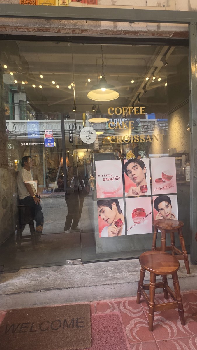 TTGoToSaturn's tweet photo. งุ้ยยย โอเลย์ทำสื่อโปรโมทตามร้านตามทางด้วย (ถามสตาฟมา) 
#ยกหน้าให้Olay
#jeffsaturยกหน้าให้olay
#olaysupercollagenpeptides
#jeffsatur https://t.co/er6BMSdGlI