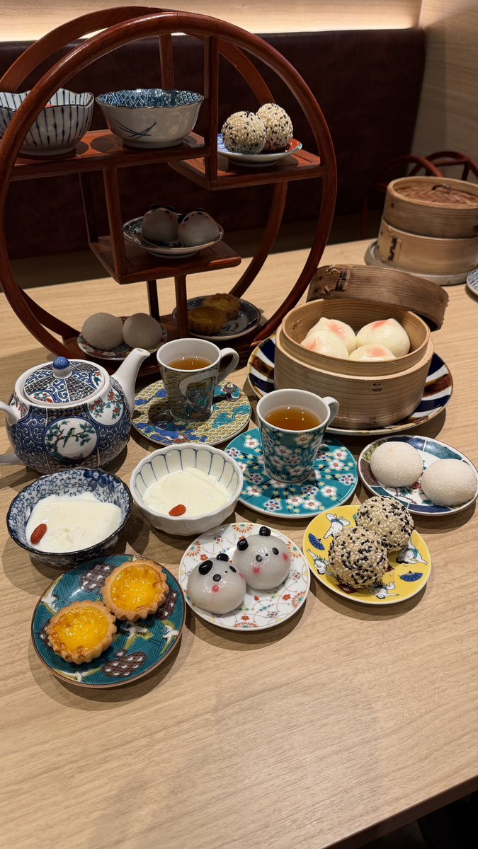 GourmetSCRAP's tweet photo. 【📍蘭亭 梅田】
ルクアバルチカにオープンした中華ビストロ。あまり知られていないが14:00-17:00の3時間限定で中華なアフタヌーンティーが楽しめる。内容は6種の甜品と中国茶です。せいろで蒸された桃饅頭やパンダまんが可愛い。個人的には食器類がとてもオシャレで気に入りました。#pr https://t.co/wMW7Wkzzvl
