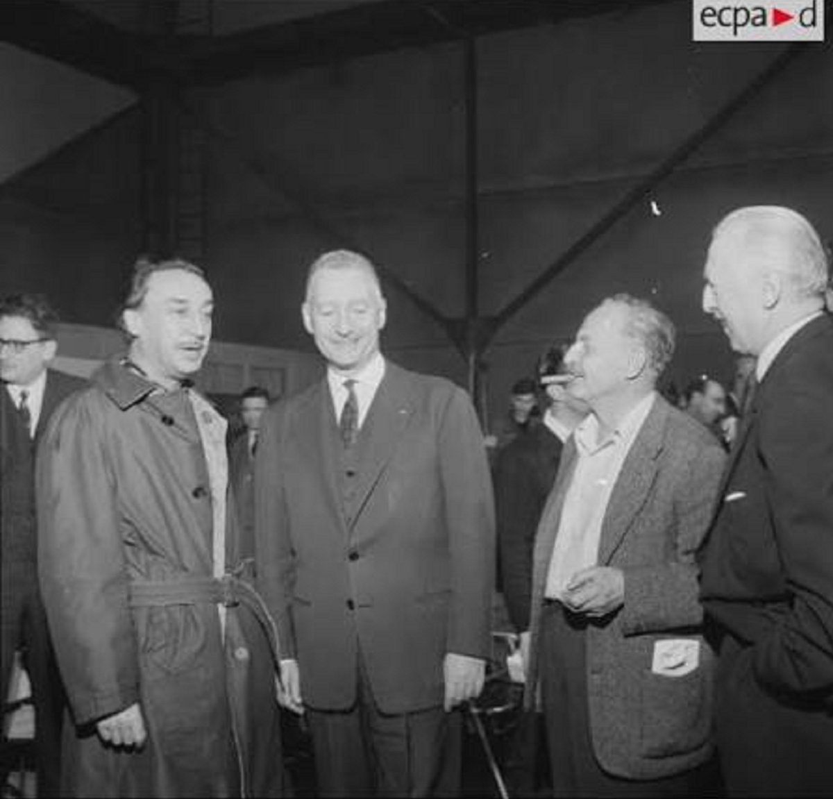 ChB48129114's tweet photo. Trésors @ecpa_d 👌: février 1962- Romain Gary, Pierre Koenig, Pierre Messmer (3 emblématiques héros #FranceLibre dont #BirHakeim pour le minArm et le général) + D. Zanuck lors d'une projection🎞️ #Jourlepluslong
Crédit © Jean Bouvier/ECPAD/Défense
https://t.co/AxUCFCYc3Y https://t.co/tPZKo1NIJO