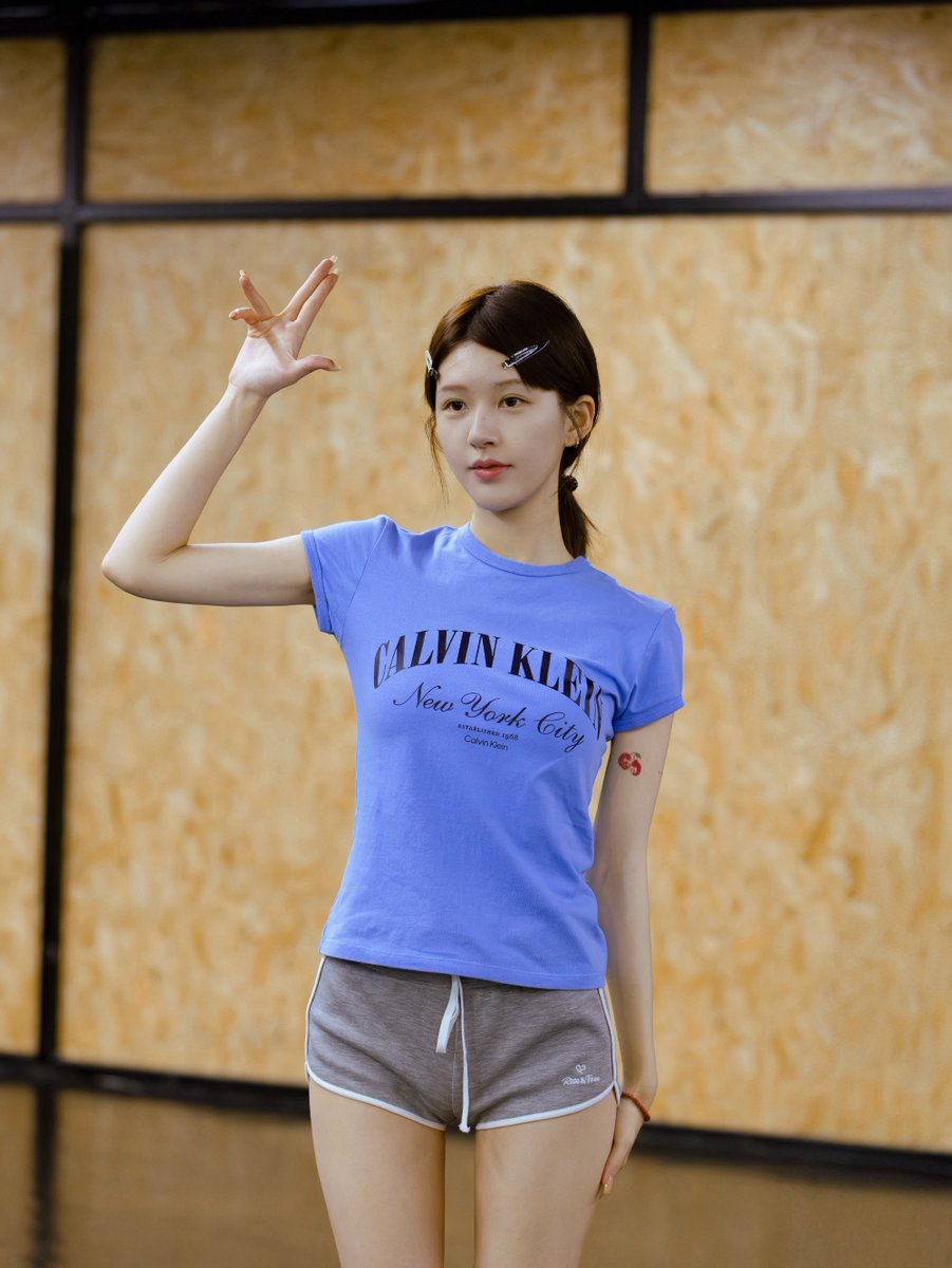 zhaolusi_intl's tweet photo. [📸 ] 070226 #ZHAOLUSI #赵露思           
Rosy_Melody1109 XHS Update

[1]

“Blue short sleeves + perfect condition = ? 
Here’s Zhao Lusi’s exclusive stage rehearsal formula. 💜
Rehearsing again and again, making adjustments time after time—just to give you a 100% audiovisual experience!
See you at the Macau concert—don’t miss it, and we’ll see you there!” 

🔗 https://t.co/WqnzEqpSQA

#RosyZhao #조로사 #จ้าวลู่ซือ