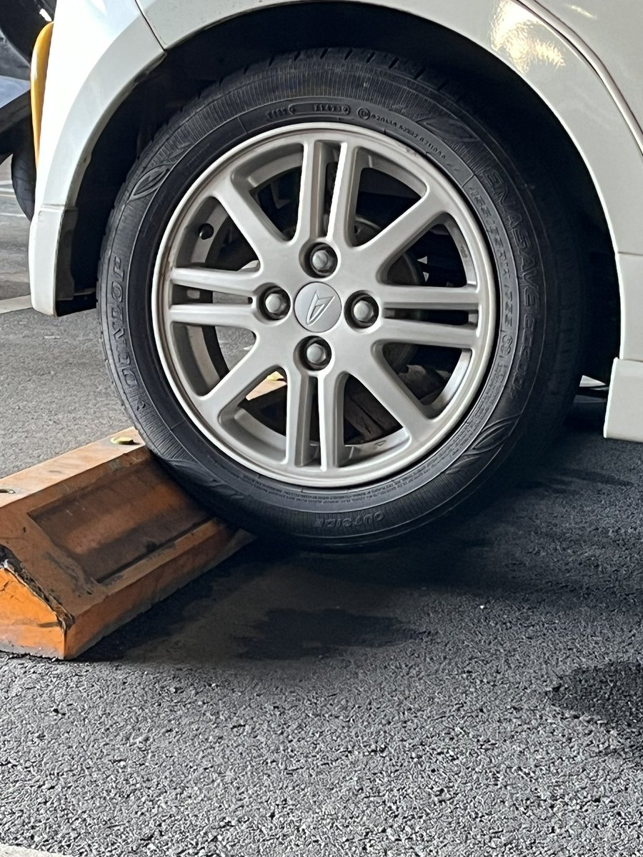 Life_is_Hayato's tweet photo. タイヤが浮くぐらいタイヤ止めにバックで突っ込んでる人は、車の運転は控えてください https://t.co/Ut4UG3xaPM