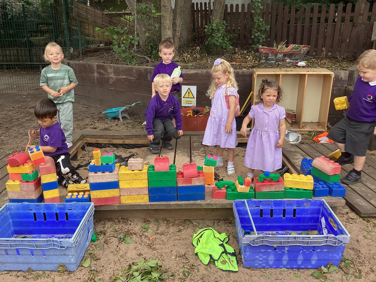SpringwellEYFS's tweet photo. Having lots of fun in construction this morning building a house and working together ⭐️⭐️ https://t.co/5BvY3fjr5Y