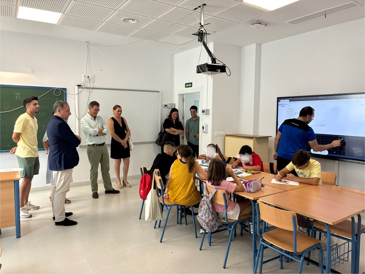 RicardoS2019's tweet photo. Visito junto a @domingodelpi el
CEIP Ágora, donde se desarrolla el Programa de Refuerzo Estival ✏️📚.

La inversión de 373.000 € del Plan de Confort Térmico de @AndaluciaJunta dota a este centro de unas instalaciones adecuadas para que aprendizaje y conciliación vayan de la mano https://t.co/2ZTR8iB0TP