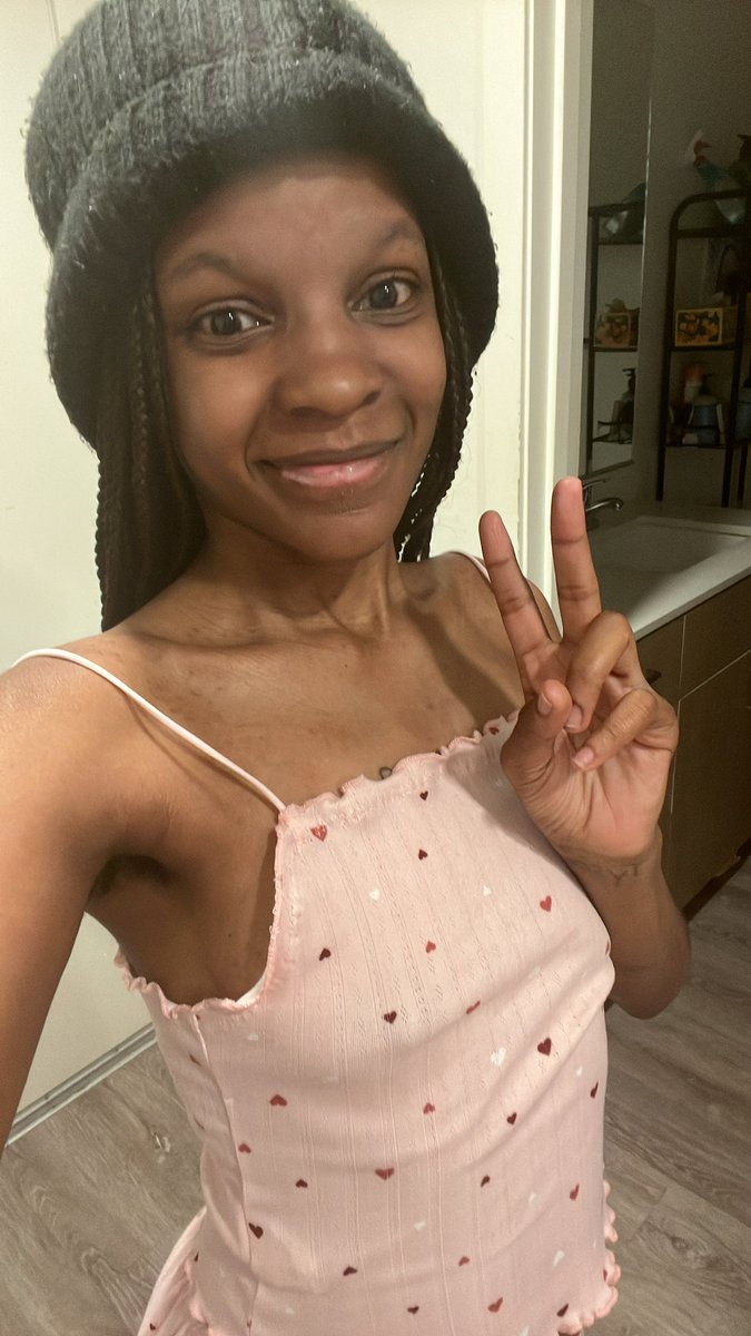 petitechocol's tweet photo. Currently live ✨ Come say hi before I log off. 💋 https://t.co/uJJAzEnW51