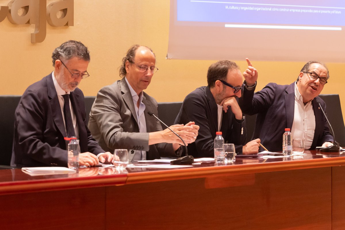 ForoRRHH's tweet photo. 🔴Encuentro Foro Recursos Humanos Málaga 2026

👥IA, absentismo y Relaciones Laborales

Interesante keynote en la que se pone de manifiesto la necesidad de adaptar nuevos modelos laborales y de un control humano ante la IA

#RRHH #ForoRRHHAndalucía #PersonasyEmpresas https://t.co/ClXAoQLrZD