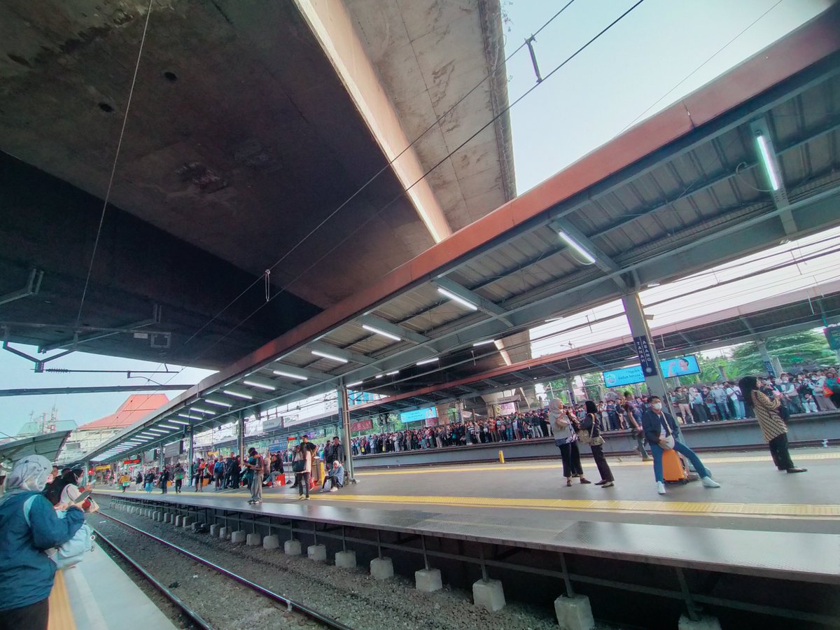ayiiai's tweet photo. penumpukan di peron 5&amp;6 tanah abang arah #krl #commuterline https://t.co/XdcpEjrAdF