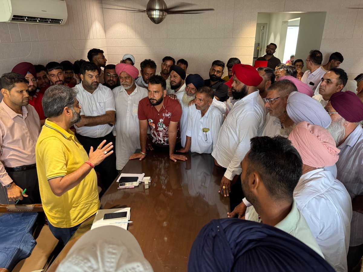 aseemgoelbjp7's tweet photo. जनता का विश्वास ही मेरी सबसे बड़ी ताकत है।
आज सेवालय, मॉडल टाउन, अम्बाला शहर में क्षेत्रवासियों की समस्याओं को सुना तथा संबंधित अधिकारियों से समन्वय कर कई समस्याओं का मौके पर ही समाधान कराया।
#जनसेवा #AmbalaCity #ModelTown #Haryana #PublicService https://t.co/3QnjsZs4QK