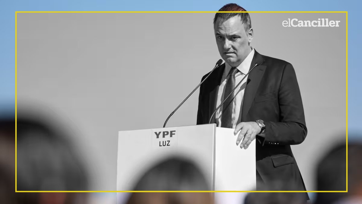 elcancillercom's tweet photo. [POLÍTICA] El día después para Adorni: renunció al directorio de YPF, analiza escribir un libro sobre su paso por la gestión y deslizó que podría irse a vivir un tiempo a Uruguay, en busca de tranquilidad. https://t.co/YtRihtNFNB
