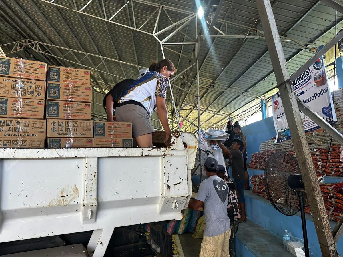 dswdserves's tweet photo. MINDANAO EARTHQUAKE UPDATE: Walang humpay ang DSWD sa paghahatid ng kinakailangang tulong ng mga naapektuhan ng 7.8 magnitude na lindol, lalo na sa mga malalayo at liblib na lugar tulad sa Balut Island, Sarangani, Davao Occidental.

Sa pakikipagtulungan sa iba't ibang ahensya at lokal na pamahalaan, matagumpay na nakapaghatid ang DSWD Field Office (FO) 11 - Davao Region ng 4,900 family food packs (FFPs) at 1,092 China-donated sleeping kits para matugunan ang pangangailangan ng mga pamilyang naapektuhan ng sakuna.

Alinsunod sa direktiba ni Pangulong Ferdinand R. Marcos Jr., sinisikap ng DSWD na maabot ang bawat komunidad para maibigay ang suportang kailangan nila sa muling pagbangon.

@rex_gatchalian 

#BawatBuhayMahalagaSaDSWD ❤️
#EarthquakeMindanao
#EarthquakePH
#LindolPH