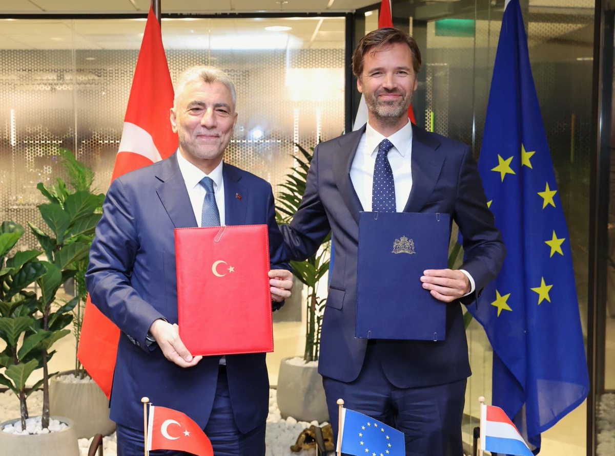 omerbolatTR's tweet photo. Türkiye–Hollanda 6. Dönem JETCO Toplantısı’nı bugün Lahey’de başarıyla gerçekleştirdik. Hollanda Krallığı Dış Ticaret ve Kalkınma İşbirliği Bakanı Sayın Sjoerd Sjoerdsma ile eş başkanlığını yürüttüğümüz toplantıda, ülkelerimiz arasındaki ticari ve ekonomik iş birliğinin önümüzdeki döneme ilişkin yol haritasını belirledik.
 
JETCO kapsamında; ikili ticaret ve yatırımların artırılması, müteahhitlik ve teknik müşavirlik hizmetleri, üçüncü ülkelerde iş birliği, KOBİ’ler arası iş birliği, enerji, tarım ve su yönetimi, ulaştırma, finansal işbirliği ve döngüsel ekonomi gibi stratejik alanlarda iş birliğimizi daha da ileriye taşıyacak konuları kapsamlı şekilde ele aldık. Ayrıca, Gümrük Birliği’nin güncellenmesi ve yeşil dönüşüm başta olmak üzere AB gündemindeki önemli başlıklara ilişkin görüş alışverişinde bulunduk.
 
Toplantımız vesilesiyle Sayın Sjoerdsma ile, Türkiye ve Hollanda arasındaki güçlü ekonomik ortaklığın karşılıklı fayda anlayışı temelinde daha da derinleştirilmesi ve yeni iş birliği alanlarıyla zenginleştirilmesi yönündeki ortak irademizi teyit ettik.
 
2015 yılında 6,3 milyar dolar seviyesinde bulunan ikili ticaret hacmimizin, 2025 yılı itibarıyla iki katını aşarak 13,3 milyar dolara ulaşması, ilişkilerimizin ulaştığı seviyeyi açıkça ortaya koymaktadır. Hollanda’nın 39,2 milyar dolarlık yatırım stoku ile ülkemizdeki en büyük yatırımcı konumunu sürdürmesi ve Türk yatırımlarının Hollanda’da 24,3 milyar dolara ulaşması ise iş dünyalarımız arasındaki karşılıklı güvenin ve güçlü ekonomik entegrasyonun en somut göstergelerindendir.
 
İmzaladığımız 6. Dönem JETCO Protokolü ile ortaya koyduğumuz ortak vizyonun; ticaret, yatırım ve teknoloji alanlarında yeni fırsatların önünü açacağına, Türk ve Hollandalı şirketler arasında daha güçlü ortaklıkların kurulmasına katkı sağlayacağına ve ekonomik ilişkilerimizi çok daha ileri seviyelere taşıyacağına yürekten inanıyorum.