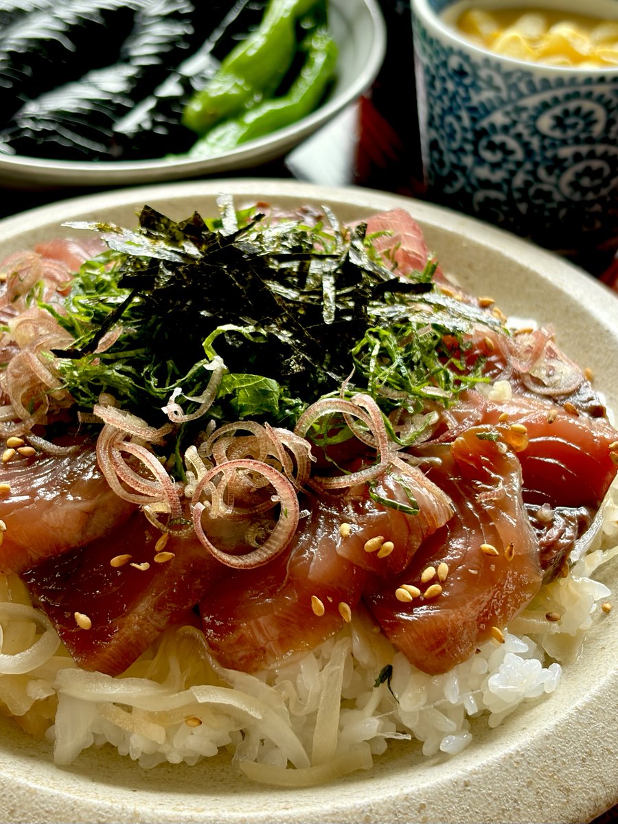mameha_meshi's tweet photo. 梅雨らしい天気でした

鰹のてこね寿司
茄子の揚げ浸し
とうもろこしの冷やし茶碗蒸し

酢飯に自家製ガリと新玉葱混ぜてます
夏の定番冷やし茶碗蒸しは卵1に出汁1カップが基本
よく冷やしてどうぞ https://t.co/R5S2BnCy58