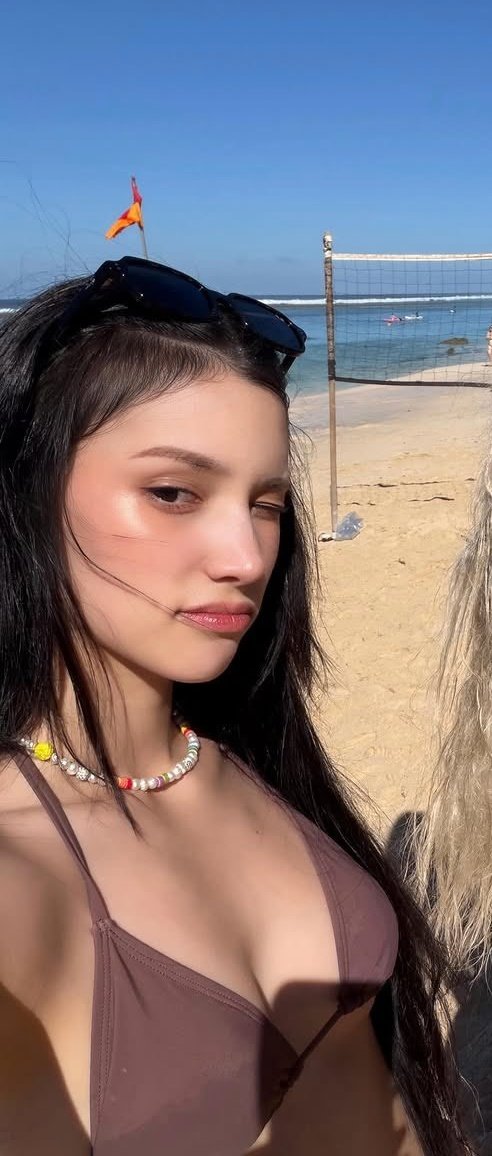 hikactrl's tweet photo. dayeon and hiyyih wearing the same bikini top OMG https://t.co/1IQjijEhMf
