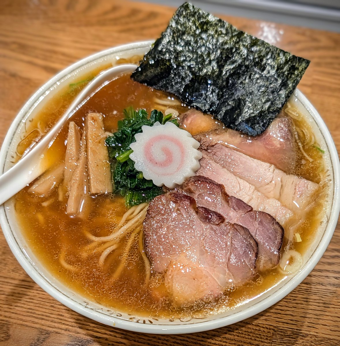 RX93_woda's tweet photo. のスた@大井町
昔食べた感じの醤油ラーメン 豚増し
　
先日TLで見かけて凄く惹かれるものがあり仕事帰りに直行🏃
なるほど懐かしい。『らずんば』的なドーンと来る旨味ではなく、じんわり舌の根元が疼くような滋味深い旨味✨
これで全ての材料国内産かつ無化調ってマジか…ノスいのが好きな人は必食🍜 https://t.co/bCJnjboU5T