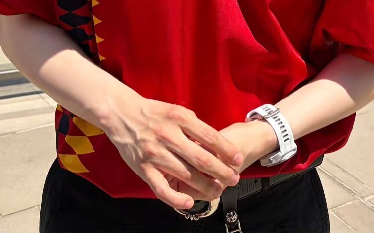 DataAgustD's tweet photo. pretty face                                   pretty hands https://t.co/5sMtLwTfou