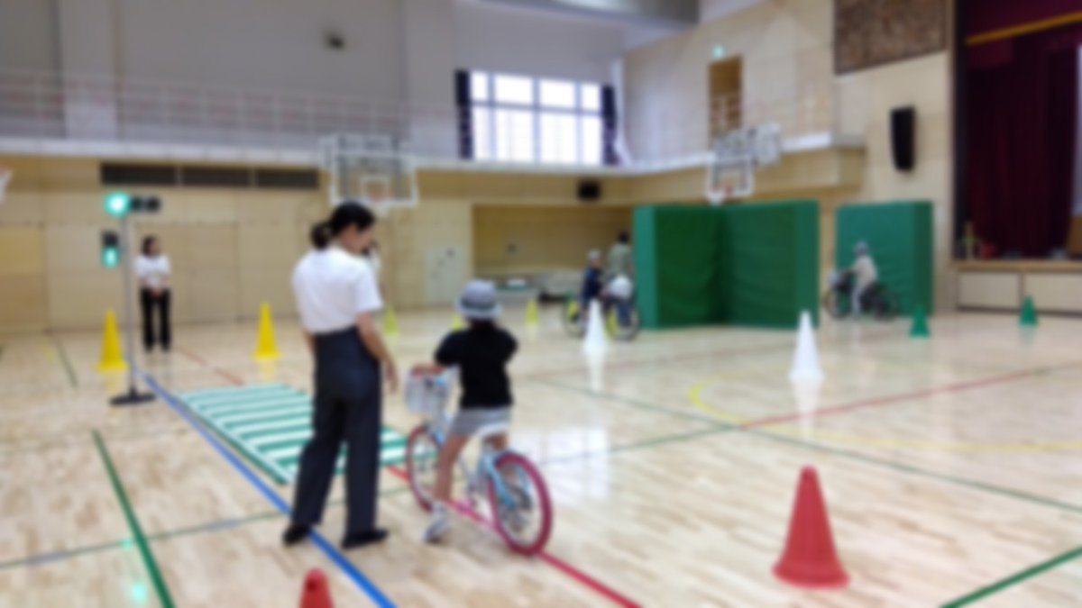 yanagicho_es's tweet photo. 6/25(木)、３年生「自転車安全教室」が行われ、6名の方にお手伝いいただき授業支援を行いました。
クラスごとに体育館に集まり、富坂警察署の方から安全な自転車の乗り方について説明を受けた後、1人ずつ道路を模したコースを走行しました。見通しの悪い交差点や横断歩道では「左・右・左・右後ろ」を確認し、安全を意識しながら慎重に運転する姿が見られました。
支援員の皆様には、走行時の自転車の支えや歩行者役などにご協力いただきました。お手伝いいただいた皆様、ありがとうございました。