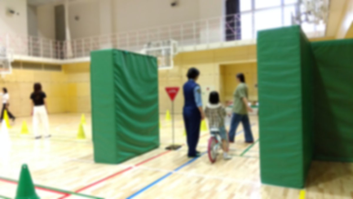 yanagicho_es's tweet photo. 6/25(木)、３年生「自転車安全教室」が行われ、6名の方にお手伝いいただき授業支援を行いました。
クラスごとに体育館に集まり、富坂警察署の方から安全な自転車の乗り方について説明を受けた後、1人ずつ道路を模したコースを走行しました。見通しの悪い交差点や横断歩道では「左・右・左・右後ろ」を確認し、安全を意識しながら慎重に運転する姿が見られました。
支援員の皆様には、走行時の自転車の支えや歩行者役などにご協力いただきました。お手伝いいただいた皆様、ありがとうございました。