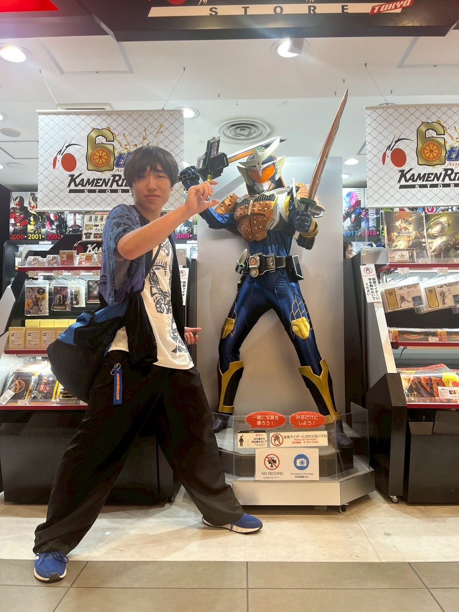 meteo49's tweet photo. 鎧武いるって聞いて慌てて来た！💦
武器持ってる展示珍しくない？？ https://t.co/t8kDlNPaGU