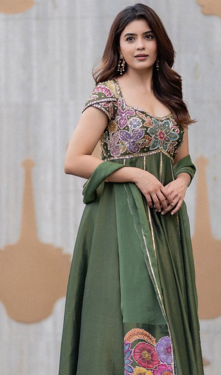 Lovebeauty1995's tweet photo. Happy Thursday 
#amritha https://t.co/dJZDfmj5Jh