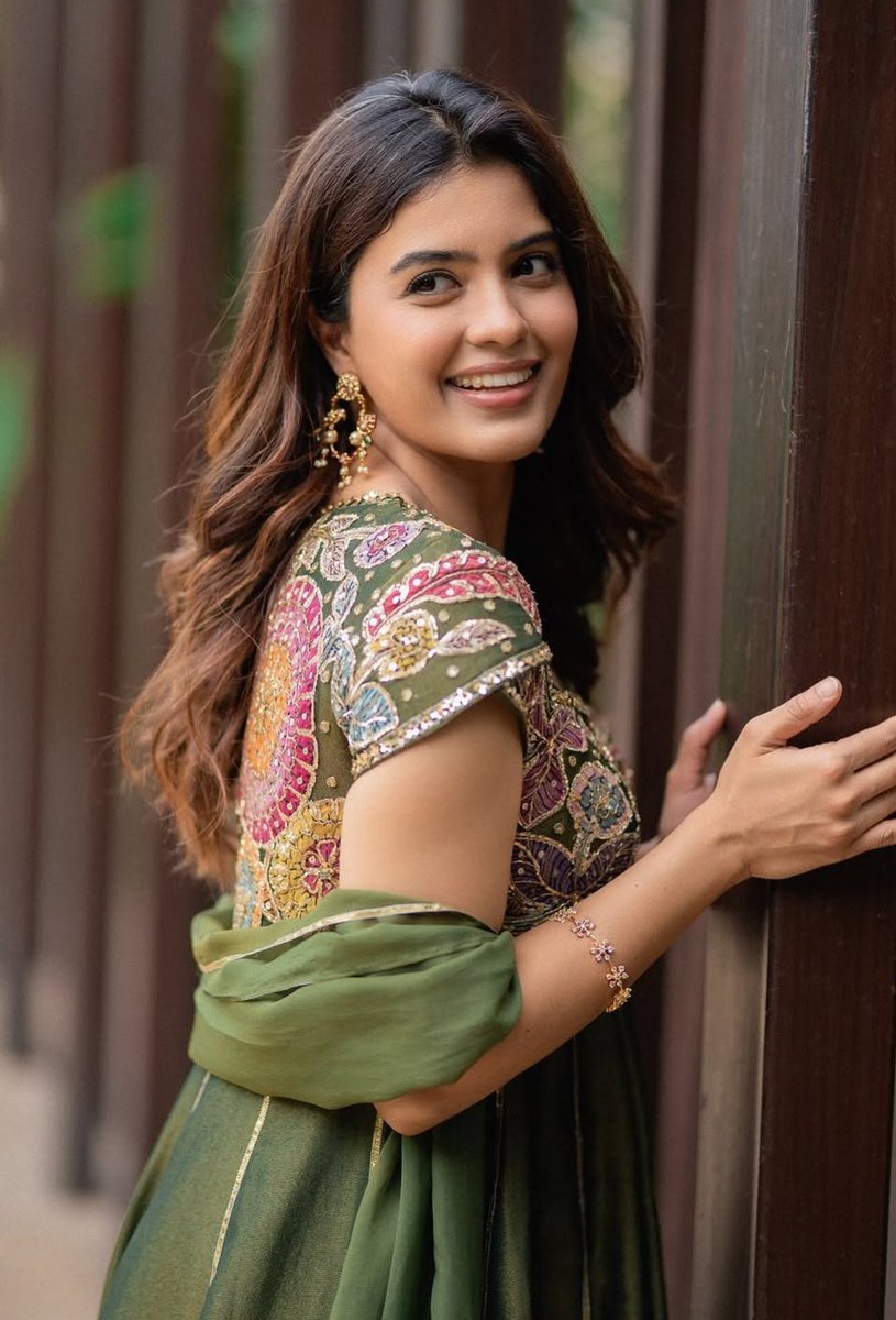 Lovebeauty1995's tweet photo. Happy Thursday 
#amritha https://t.co/dJZDfmj5Jh