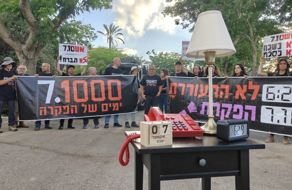 Guitaryahu's tweet photo. לא התעוררת - הפקרת!
מול בית המפקיר בקיסריה,
הבוקר בשעה 06:29 בקיסריה.
אגב, אם תהיתם, עבודות הביצורים האינסופיות נמשכות שם גם הבוקר. 
הוא מתבצר, המפקיר הארור. https://t.co/RJJgunfXOo
