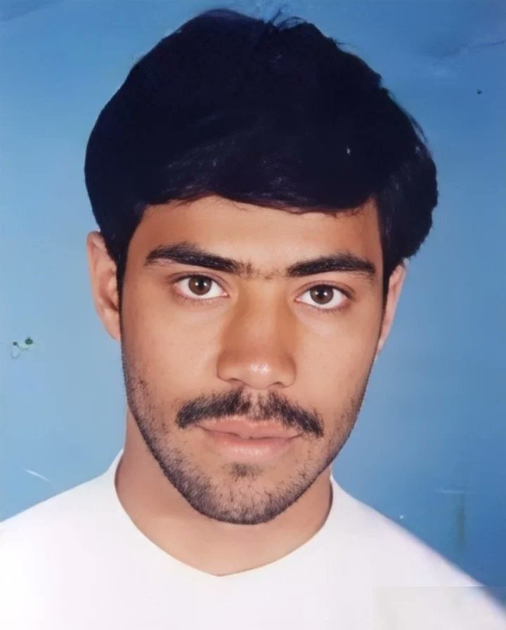 qaherathalmain's tweet photo. اليوم ذكرى إستشهاد #الشهيد_علي_طاهر 
 البحرين سترة الخارجية
تاريخ الاستشهاد ١٩٩٦/٧/٢
استشهد بعد هجوم عصابات الجيش الخليفي مستخدماً سيارات مدنية فاطلقوا على الشهيد الرصاص الحي فسقط على الأرض فقاموا بالاعتداء عليه بالضرب والركل واللكم وهو يلفظ انفاسه  الاخيرة #شهداؤنا_مشاعل_النور https://t.co/fGmJpptowJ