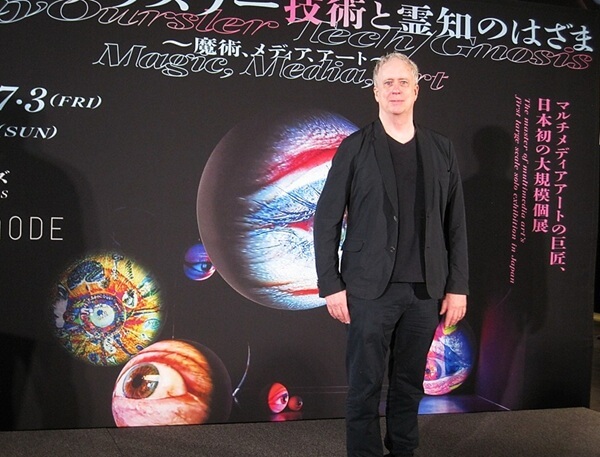 _amuzen's tweet photo. [Ja] TOKYO NODE 虎ノ門ヒルズ
注目の展覧会が明日2026年7月3日(金)開幕🎊✨

🟨#トニーアウスラー：技術と霊知のはざま～魔術、メディア、アート～🟨
https://t.co/DeLhRzS2mT
👆レポートをご覧ください👆

マルチメディアアートの巨匠による日本初の展覧会！
#デイヴィッドボウイ との共作初公開💗 https://t.co/iIPUd4Gkd4