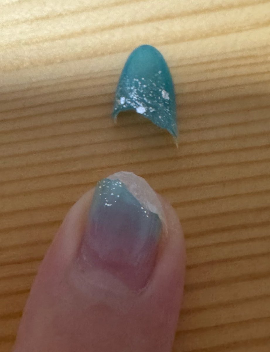 chi_o0s's tweet photo. 具合悪くて横になるのに
クッション掴んだらコレ………

泣いた…
中指ぃ…… https://t.co/MxuYGJh6nQ